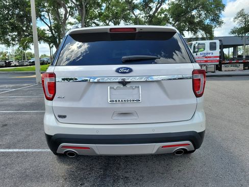 Used 2017 Ford Explorer XLT FWD image 8