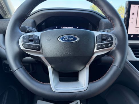 Used 2025 Ford Explorer Active AWD/4WD image 20