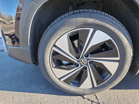 Certified 2025 Volkswagen Taos SE image 24