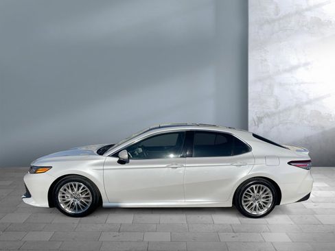 Used 2018 Toyota Camry XLE image 3