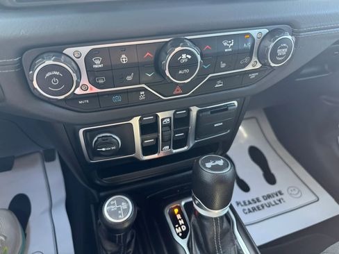 Used 2025 Jeep Wrangler Unlimited Sahara image 9