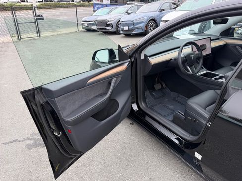 Used 2024 Tesla Model Y Long Range AWD/4WD image 9