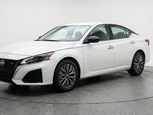Used 2025 Nissan Altima 2.5 SV image 3