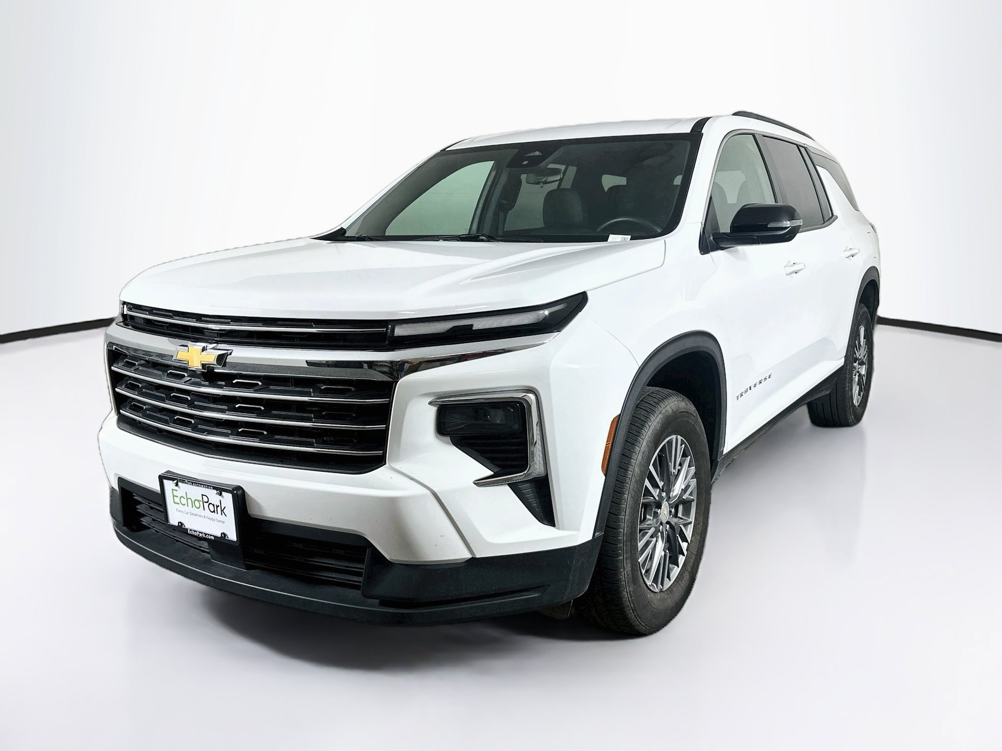 Used 2025 Chevrolet Traverse LT FWD image 3