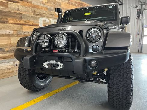 Used 2016 Jeep Wrangler Unlimited Rubicon w/ Connectivity Group AWD/4WD image 15
