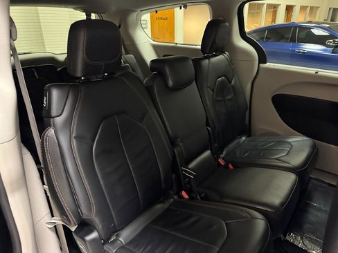 Used 2017 Chrysler Pacifica Touring-L w/ Tire & Wheel Group image 42