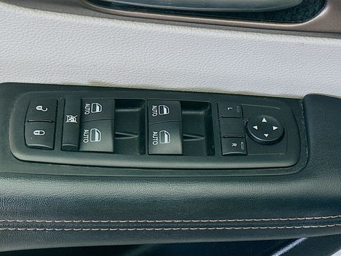 Used 2019 Chrysler Pacifica Touring-L Plus w/ Advanced Safetytec Group FWD image 12