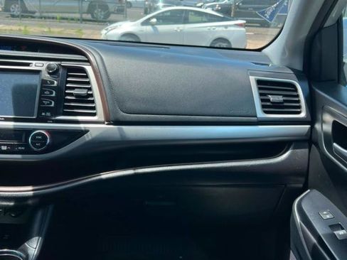Used 2019 Toyota Highlander XLE AWD/4WD image 23