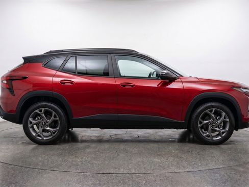 Used 2025 Chevrolet Trax LT FWD image 11