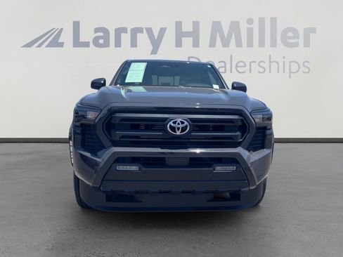 Certified 2025 Toyota Tacoma SR5 AWD/4WD image 8