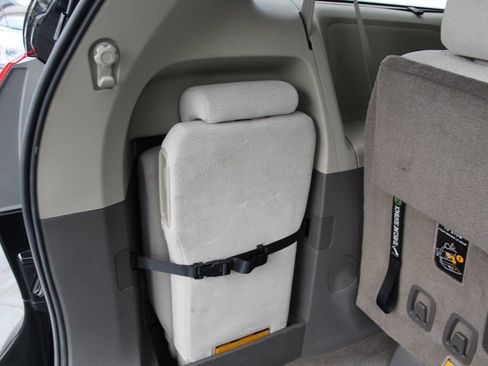 Used 2012 Toyota Sienna LE image 32