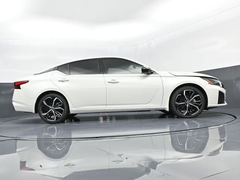 New 2025 Nissan Altima 2.5 SR w/ SR Premium Package image 30