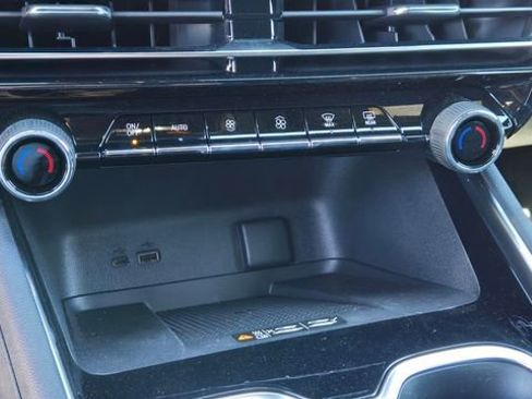 New 2026 Chevrolet Traverse Z71 w/ LPO, Floor Liner Package image 18