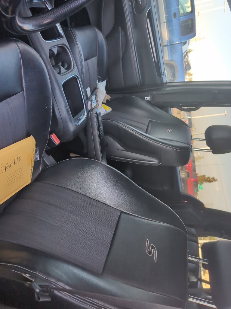 Used 2014 Chrysler Town & Country S FWD image 5