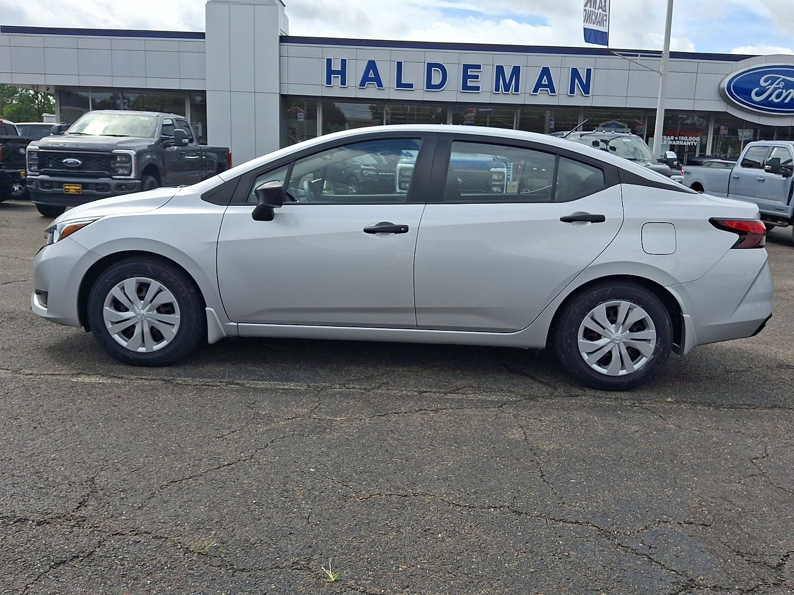 Used 2023 Nissan Versa S w/ Trunk Package FWD image 4