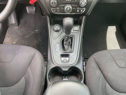 Used 2019 Jeep Cherokee Latitude w/ Popular Appearance Group AWD/4WD image 22