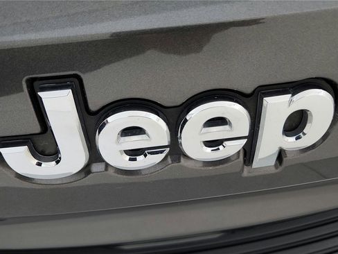 Used 2020 Jeep Grand Cherokee Laredo image 21