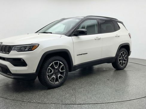 Used 2025 Jeep Compass Trailhawk AWD/4WD image 3