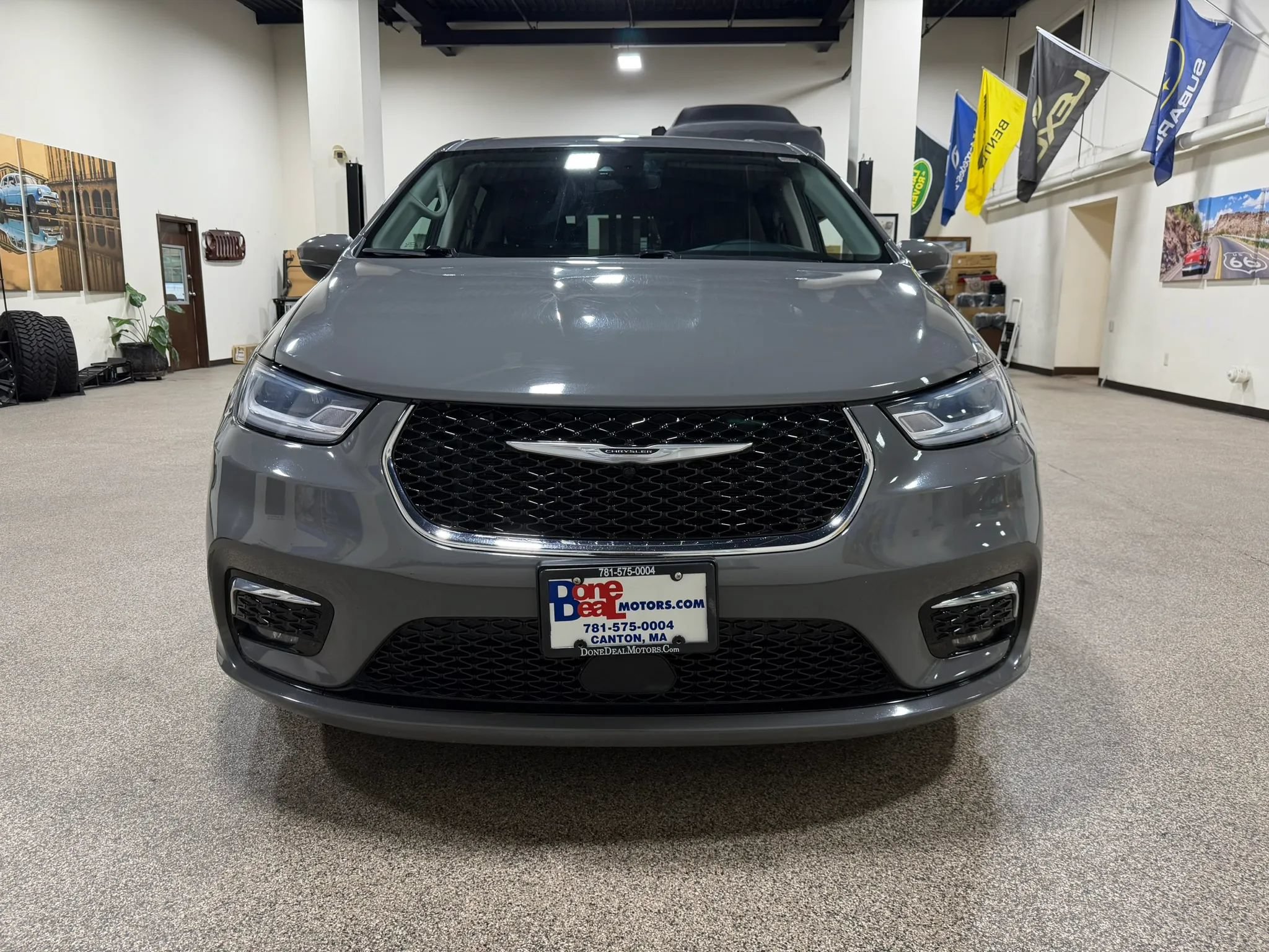 Used 2023 Chrysler Pacifica Touring-L FWD image 2