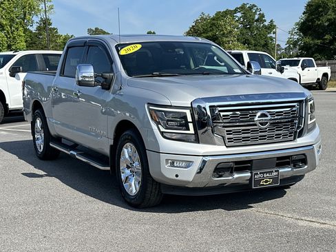 Used 2020 Nissan Titan SL w/ Moonroof Package RWD image 3