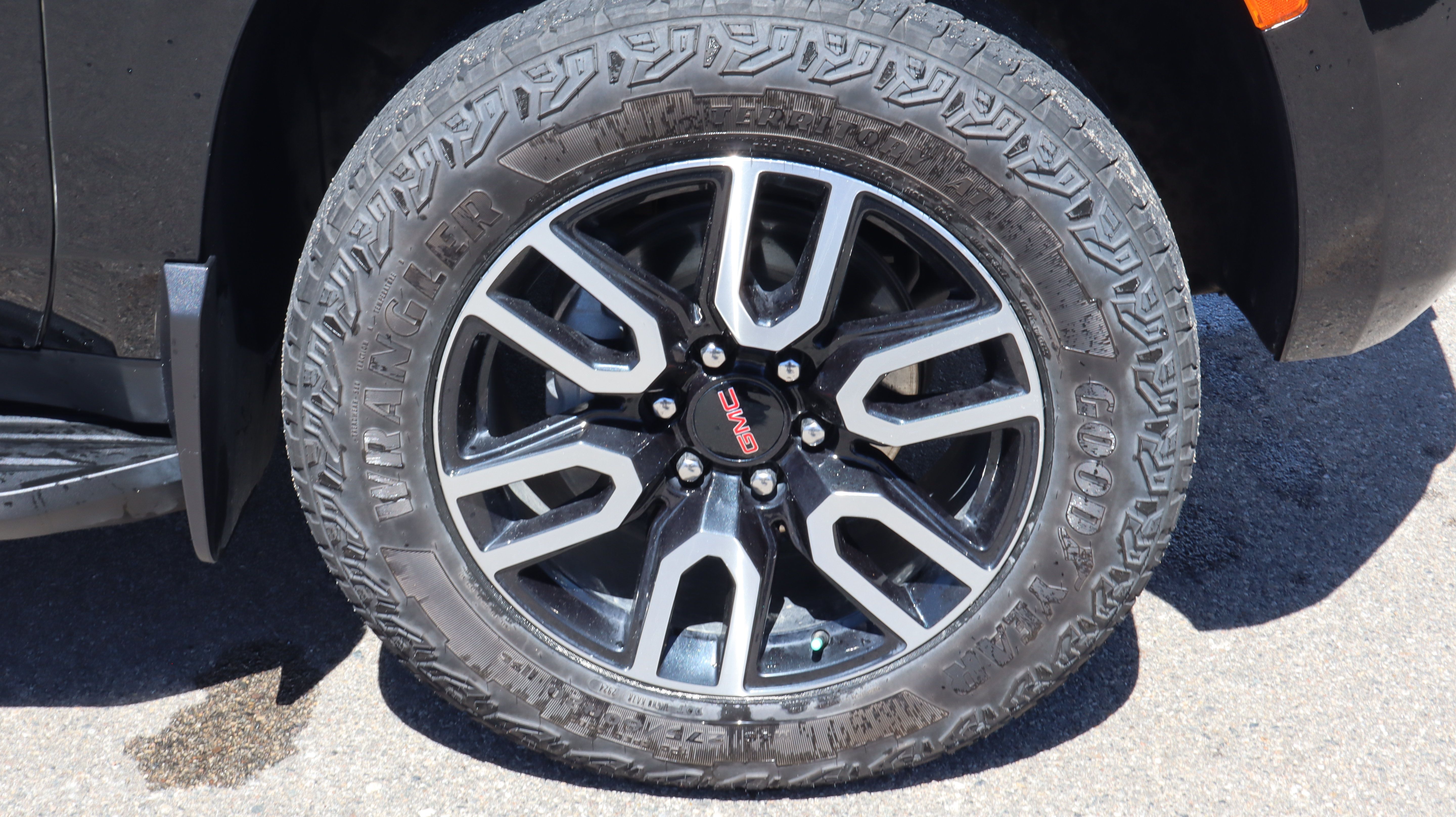 Used 2024 GMC Yukon AT4 AWD/4WD image 17