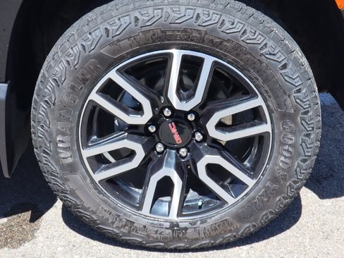Used 2024 GMC Yukon AT4 AWD/4WD image 17