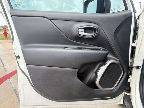 Used 2023 Jeep Renegade Latitude AWD/4WD image 21
