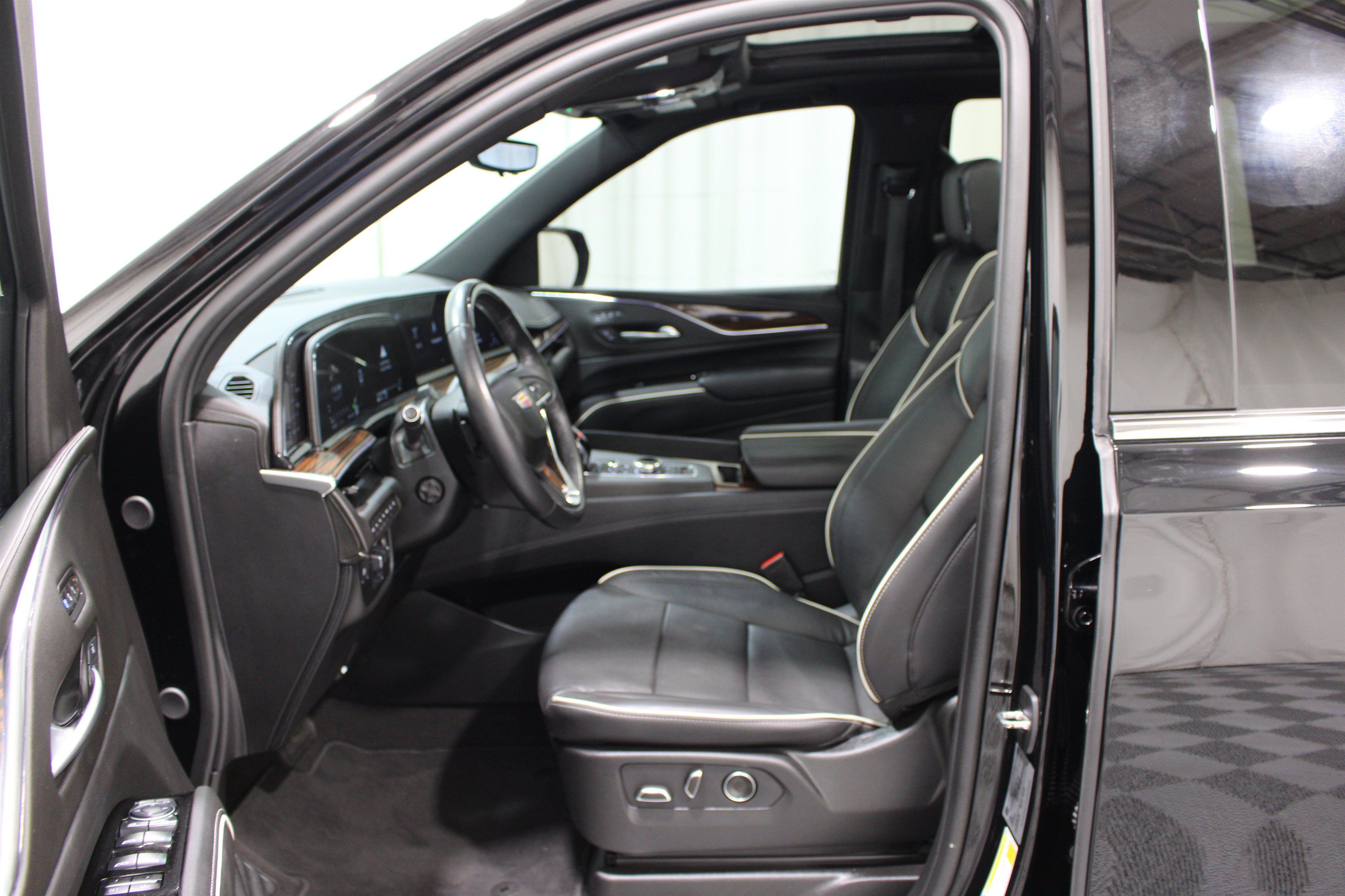 Certified 2024 Cadillac Escalade Premium Luxury w/ Performance Package AWD/4WD image 3