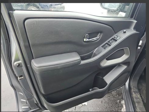 Used 2023 Nissan Frontier SV image 8