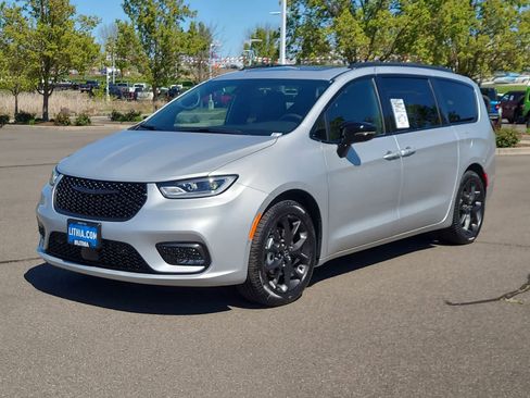 New 2026 Chrysler Pacifica Select FWD image 1