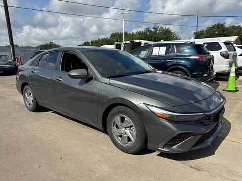 Used 2024 Hyundai Elantra SE FWD image 3