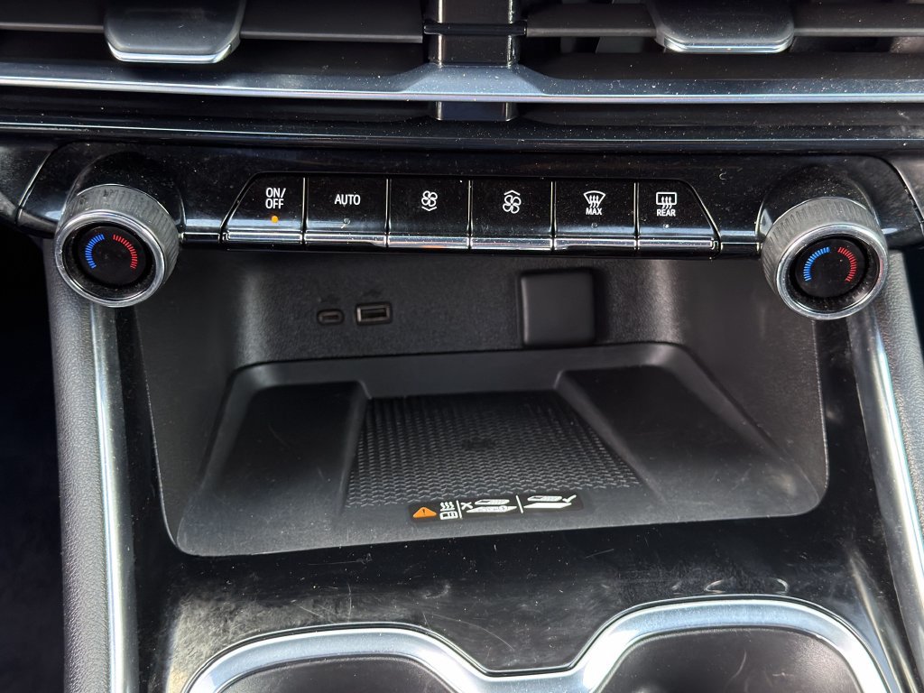 Used 2025 Chevrolet Traverse LT FWD image 19