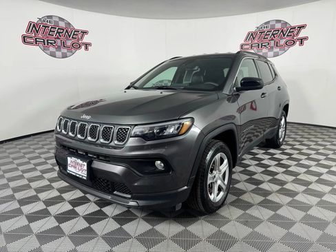 Used 2024 Jeep Compass Latitude image 3