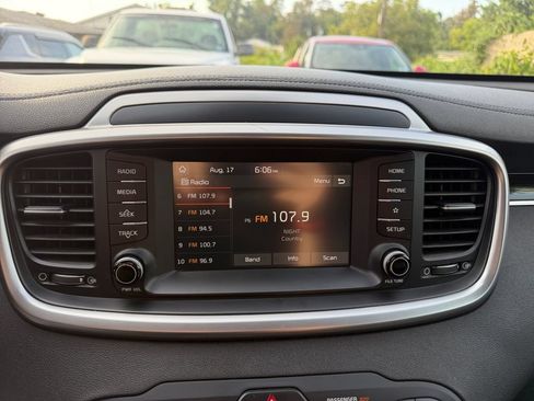 Used 2019 Kia Sorento AWD image 17