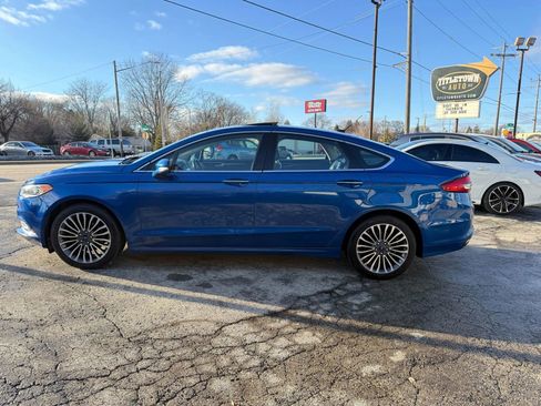 Used 2017 Ford Fusion SE w/ Fusion SE Technology Package image 2