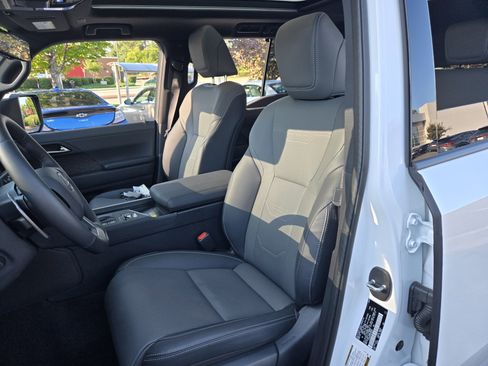 Used 2025 Lexus GX 550 w/ Accessory Package (2T) AWD/4WD image 17