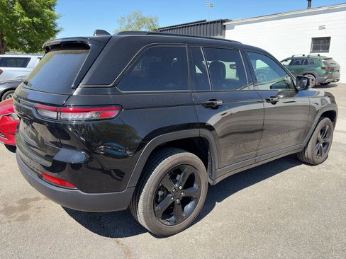 Used 2024 Jeep Grand Cherokee Altitude image 2