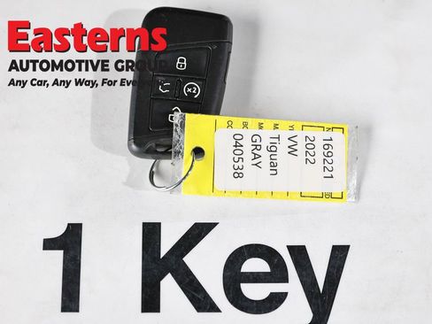 Used 2022 Volkswagen Tiguan SE w/ Panoramic Sunroof Package image 24