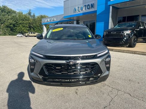 Used 2024 Chevrolet Trax ACTIV w/ Driver Confidence Package FWD image 2