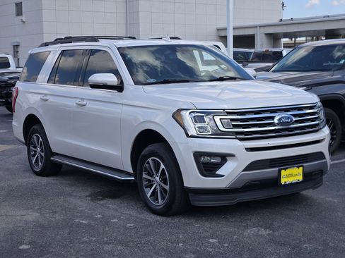 Used 2018 Ford Expedition XLT w/ Equipment Group 202A RWD image 3