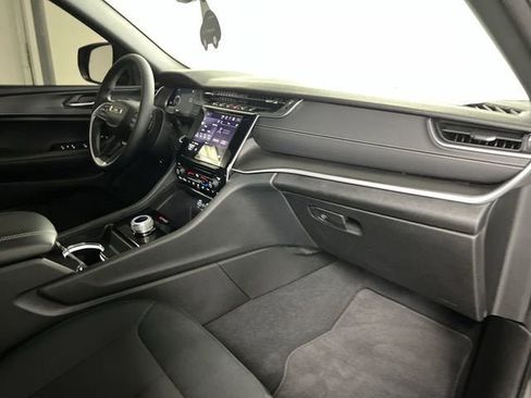 Used 2024 Jeep Grand Cherokee Laredo image 28