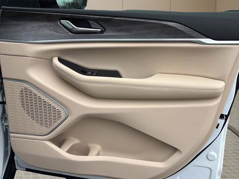 New 2025 Jeep Grand Cherokee Limited image 38