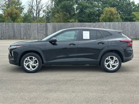 Used 2024 Chevrolet Trax LS w/ LS Convenience Package FWD image 4