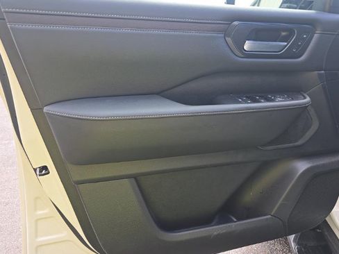 Used 2025 Nissan Armada SL w/ Captain's Chari Seat Package RWD image 12