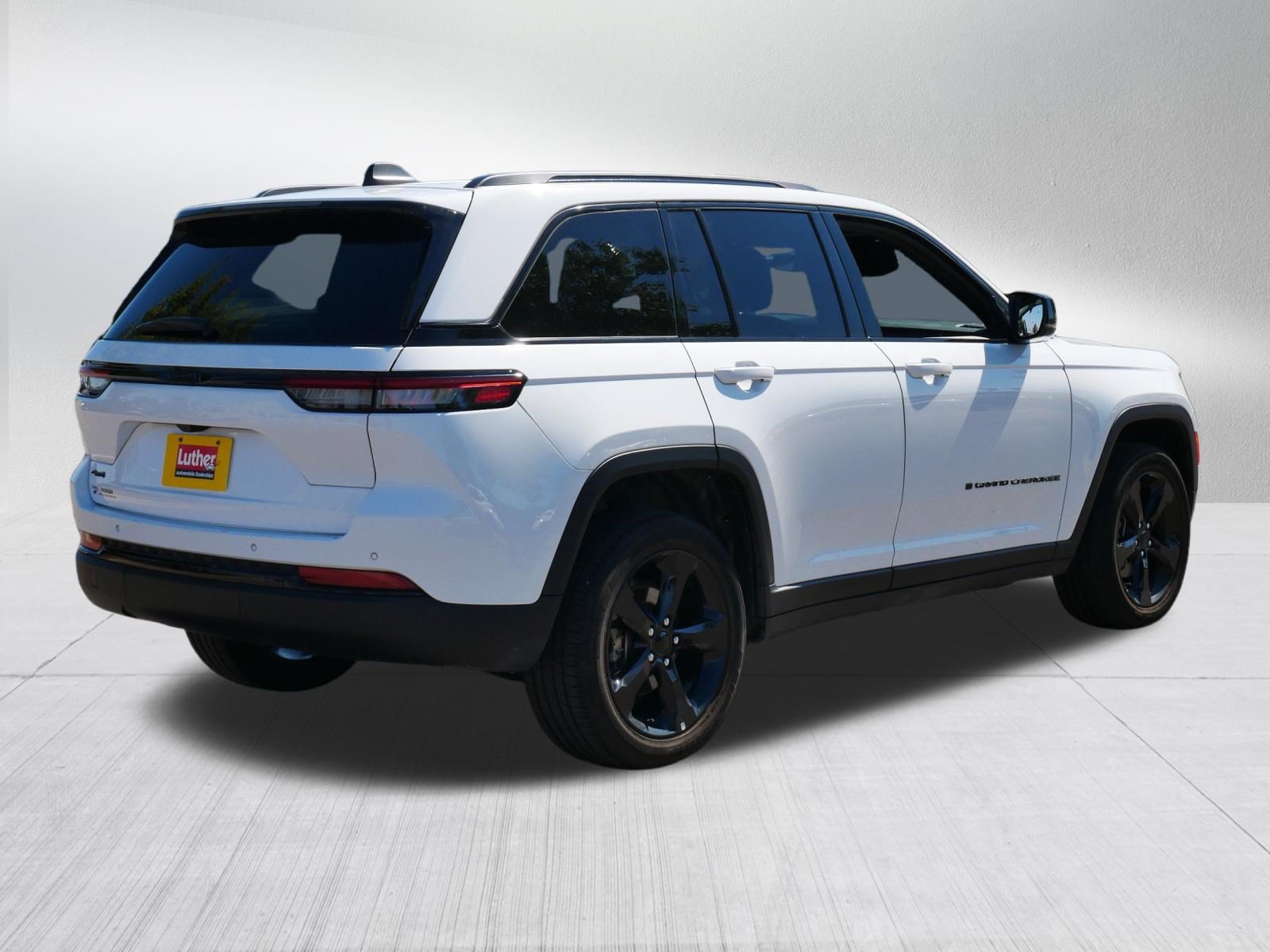 Used 2023 Jeep Grand Cherokee Altitude AWD/4WD image 7