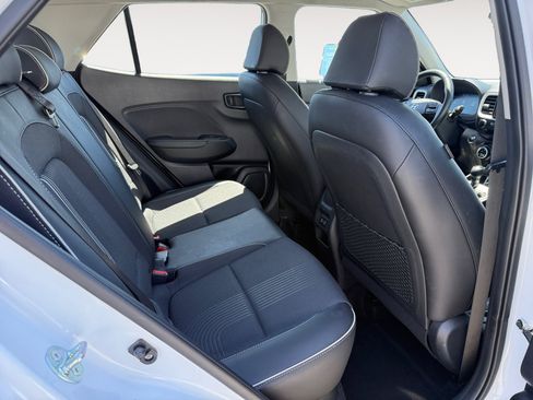 Used 2025 Hyundai Venue Limited FWD image 18