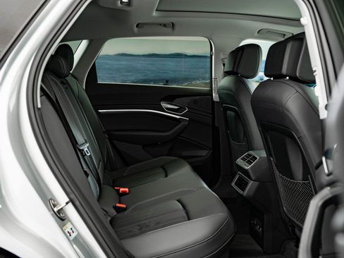 Used 2022 Audi e-tron Premium w/ Convenience Plus Package image 43