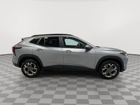 Certified 2025 Chevrolet Trax LT w/ LT Convenience Package FWD image 12