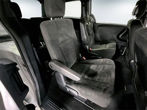 Used 2016 Dodge Grand Caravan SE image 21