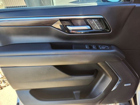 Used 2025 Chevrolet Suburban Z71 w/ Z71 Off-Road Package image 6